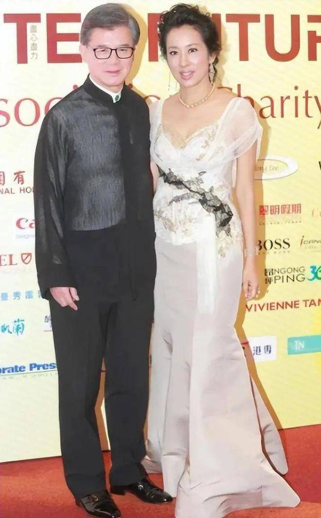 朱玲玲同框叶倩文,一个满头黑发仍是奶奶,一个头发花白却显年轻_时尚