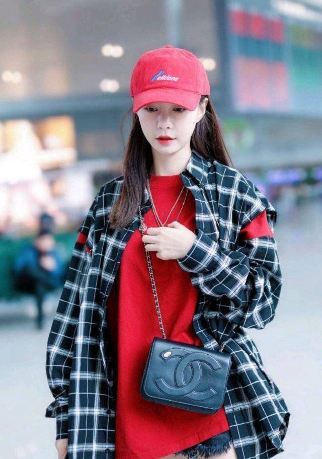 沈梦辰现身机场,红衣红帽大红唇高调现身,"待嫁风"喜气洋洋_杜海涛