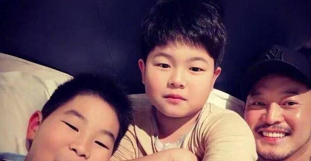 沙溢带娃录制跑男,胡可晒两儿子近照:"东北宋仲基"长胖了?