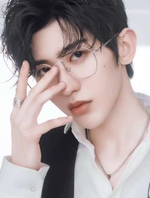 杨洋:我戴眼镜好看,蔡徐坤:我戴也帅气,张新成:就我像老头?