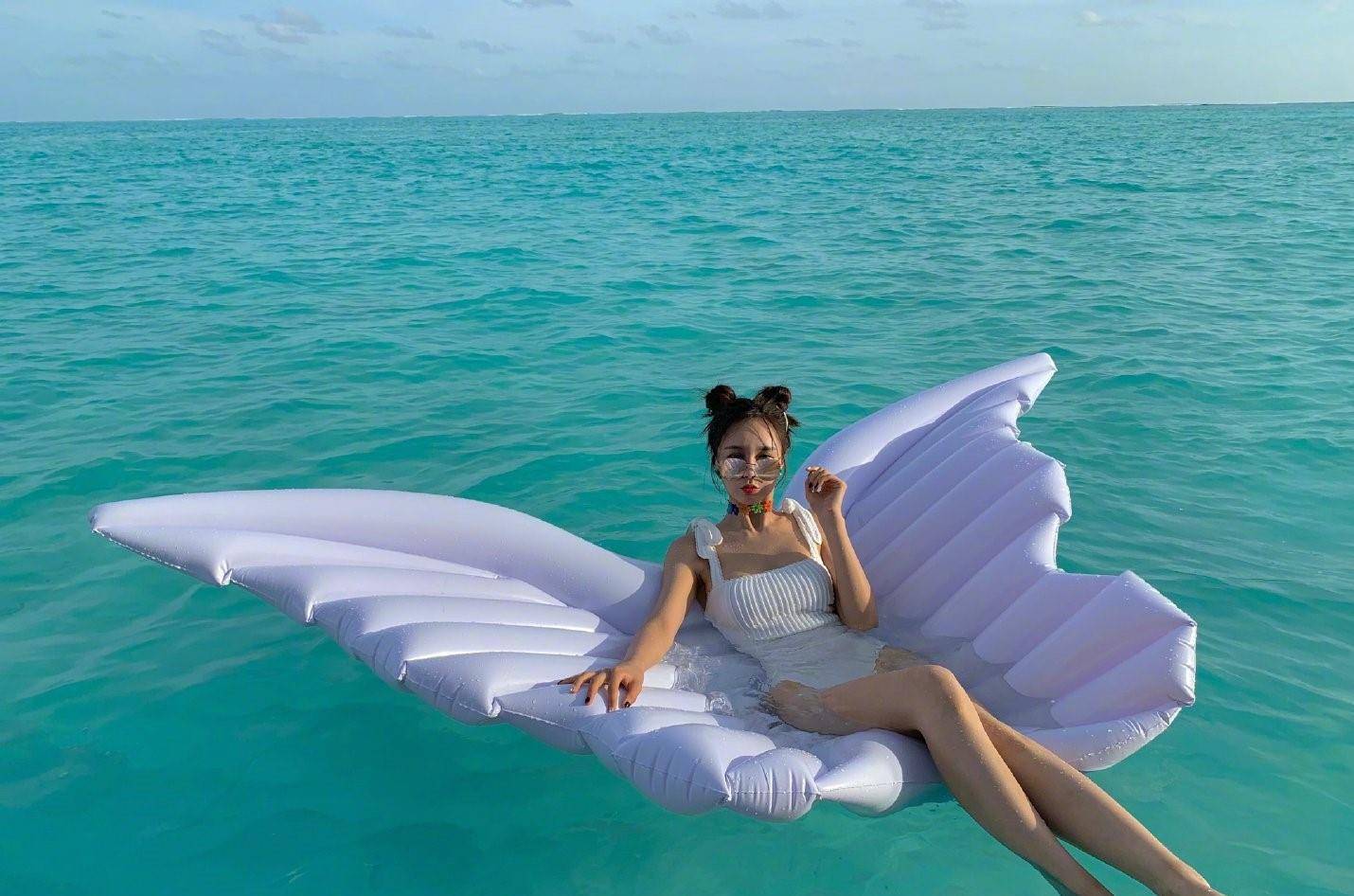 沈梦辰心情大好晒美照,不过照片p得这么严重,真不怕给自己招黑_泳衣