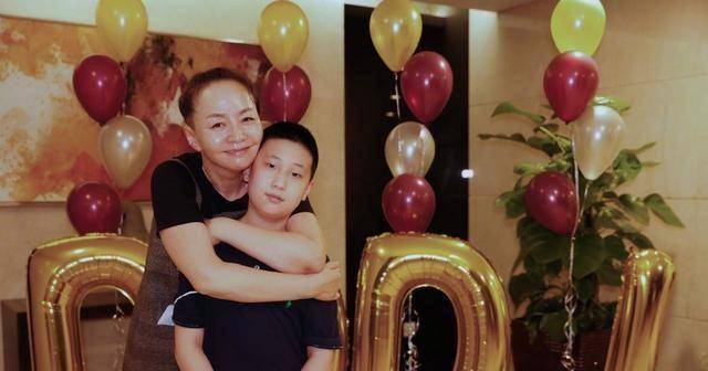 宋丹丹办生日宴,刘涛华晨宇现身合影,张一山杨紫状态不同_祝福_因为