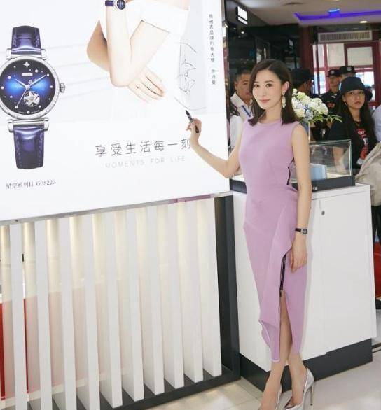 佘诗曼只不过穿了紫色收腰连衣裙,小蛮腰就立马显现,意外惊艳_感觉