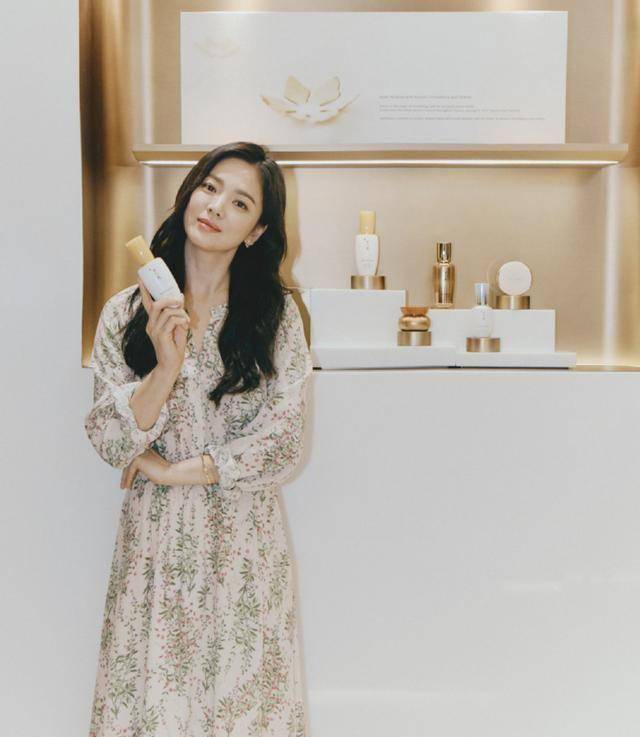 宋慧乔穿碎花连衣裙出席活动,长卷发气质优雅,不愧是冻龄女神!