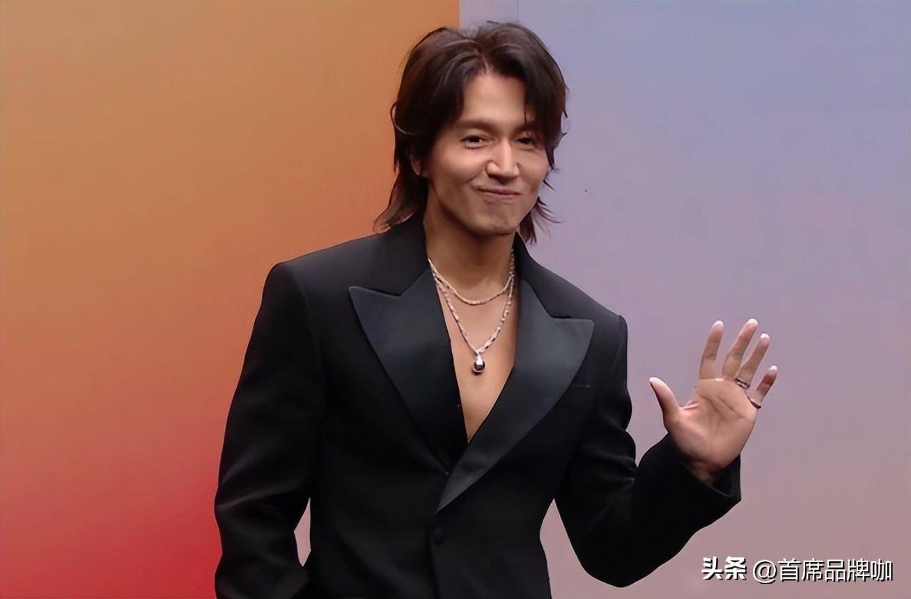 言承旭还真是保养的很不错啊,看这露出来的都是实力,胸肌摆在这了,不