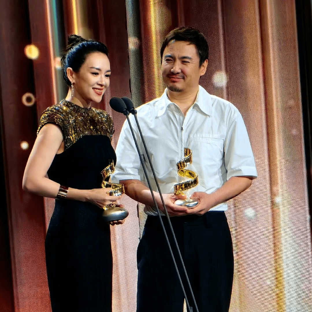 "微博电影之夜"颁奖现场 沈腾看章子怡眼神拉丝 谢霆锋一头灰发_吴京