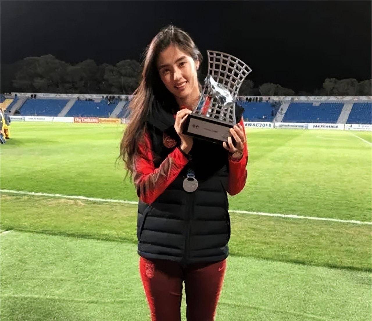 女足最美门将赵丽娜:颜值气质身材在线,1.