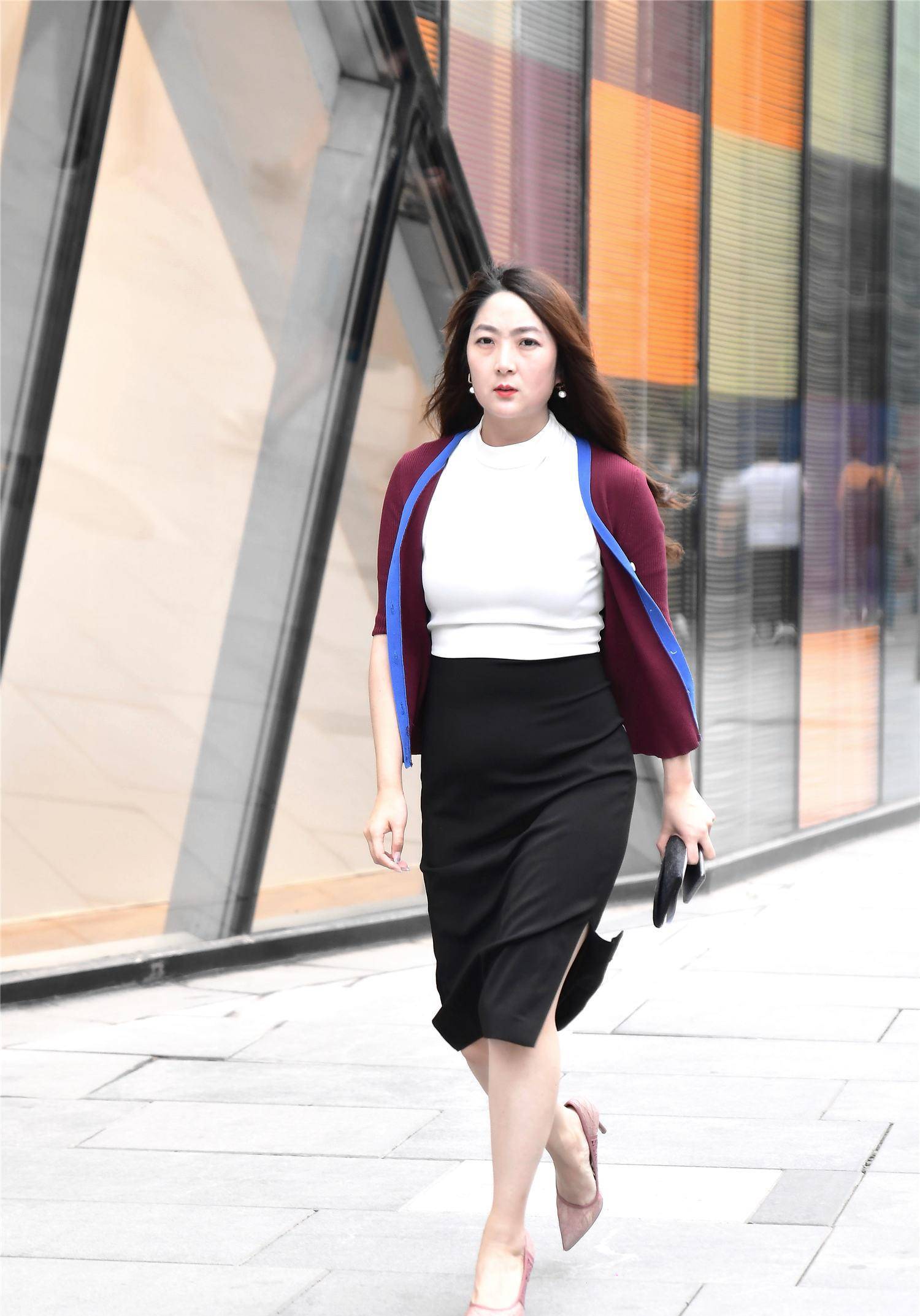 黑色高腰筒裙搭配尖头细高跟单鞋,丰腴身材搭配出一种胖美_衣服_时尚