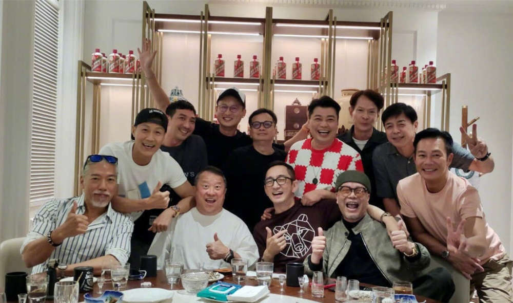 很红,经常组织名人聚会最近,他邀请了吴启华,欧阳震华,张耀扬,吴廷烨