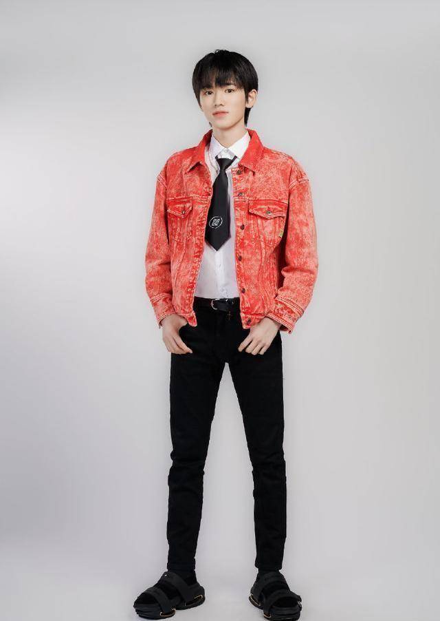 宋亚轩被惩罚淋水后,王牌家族无一人关心,只有黄晓明为其拿毛巾_挑战