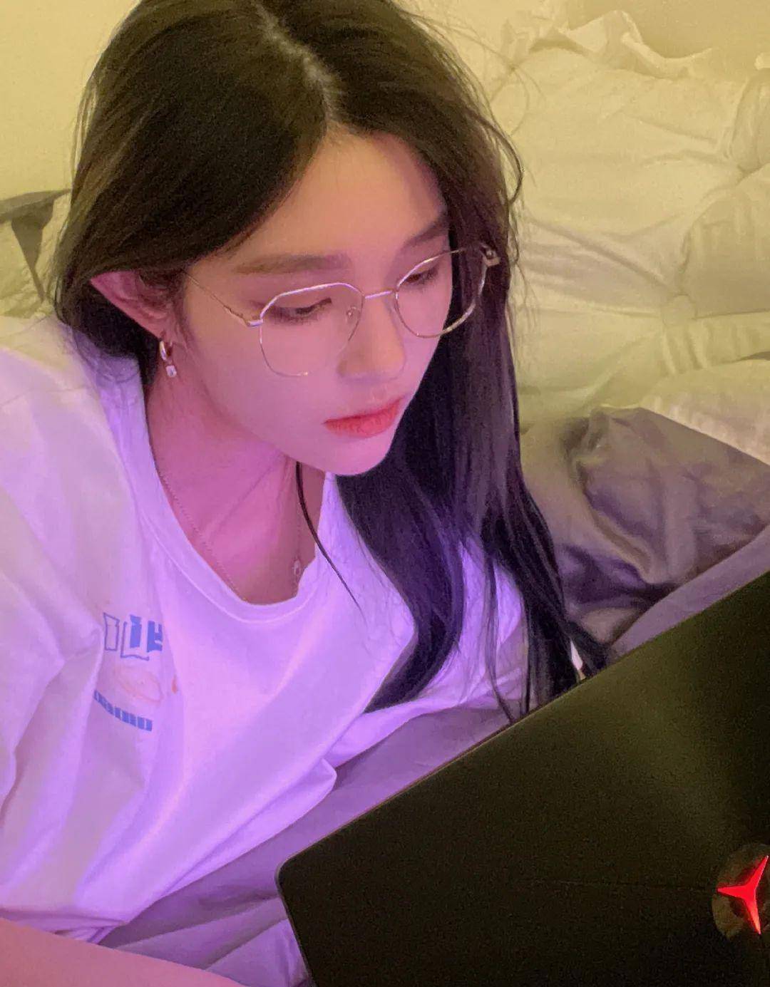 小编喜欢他的漫画腿王奕和周诗雨组成了"诗情画奕"cp代表作《怦然心动