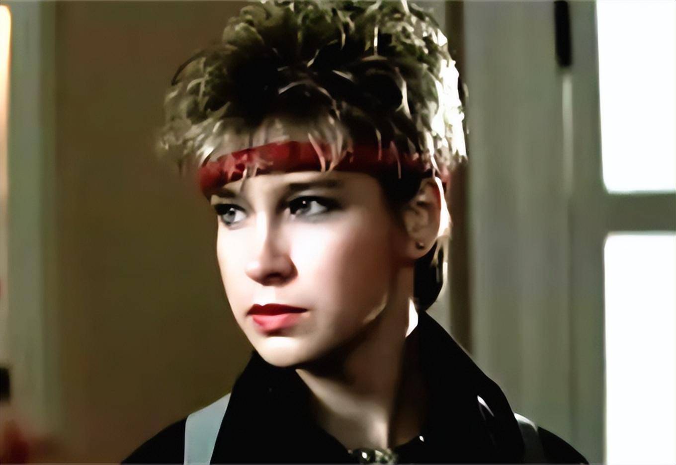 66岁罗芙洛罕晒母女合影,为女儿庆24岁生日,爱女戴鼻环身材出众_洛芙