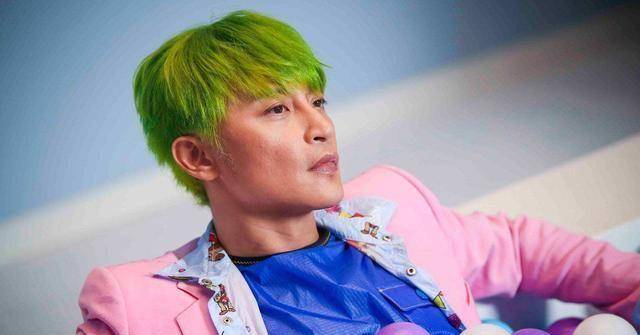 曾经以一曲《风继续吹》掀起话题风暴,不少人都表示尹正确实很像