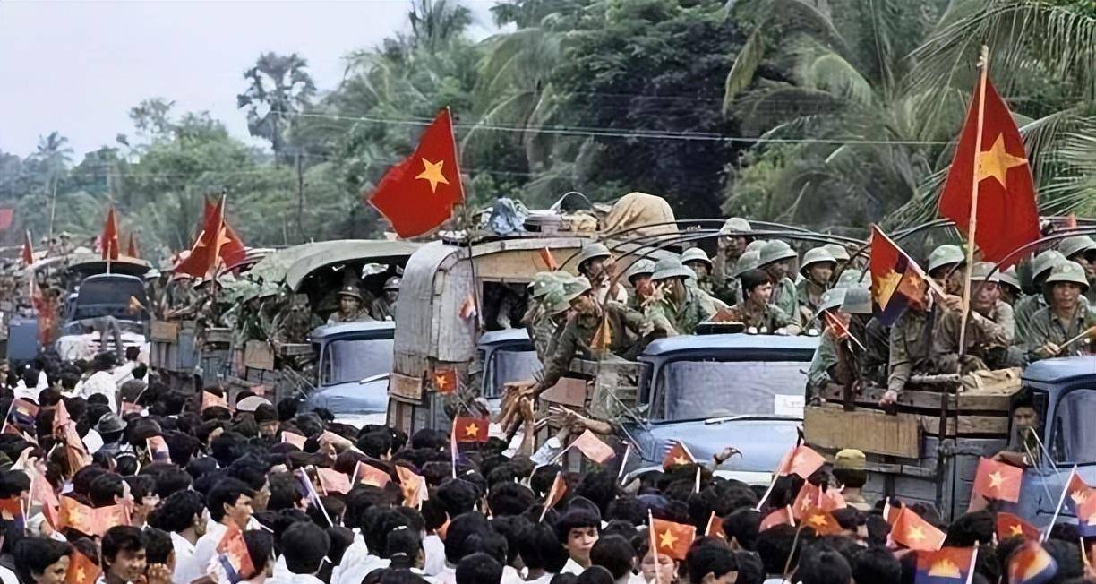 越南变"白眼狼",追捕我国8名外交官,经47天野外求生后终脱险_中国