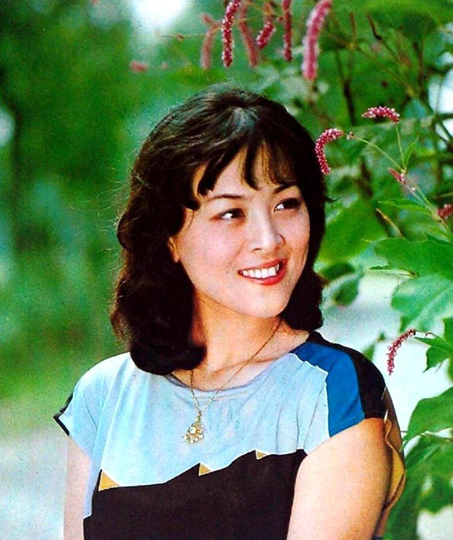 《牧马人》演女秘书,与陈道明周里京多次合作,息影出去如今怎样_肖依