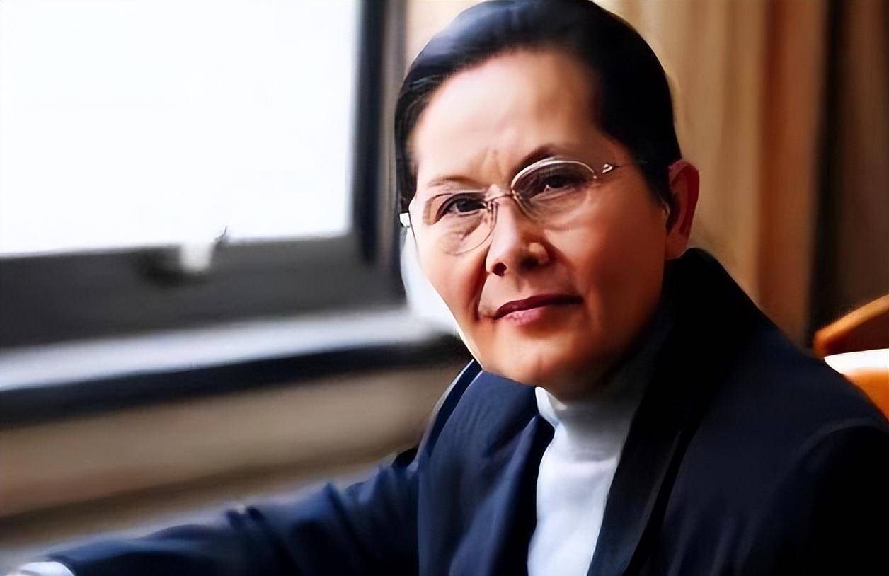 在面对美国抛来的橄榄枝,在祖国和个人荣誉之间,李爱珍是如何选择的?