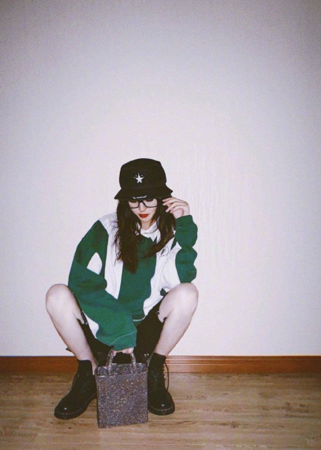 唐嫣分享孕照也不忘炫富,穿2万开衫配33890包,光眼镜我都买不起_少女