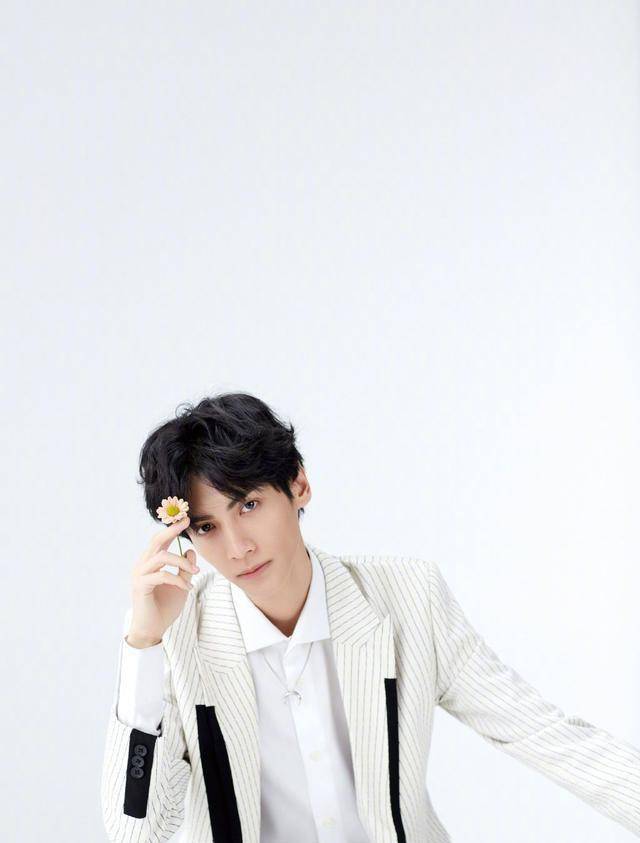 他演少年何以琛被人熟知,今穿条纹衬衫配蓝色西装,温柔冷俊_罗云熙