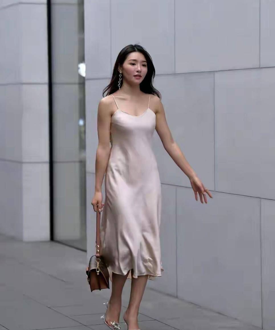 被成都太古里街拍惊艳了!满街都是"吊带裙 低跟鞋",时髦洋气