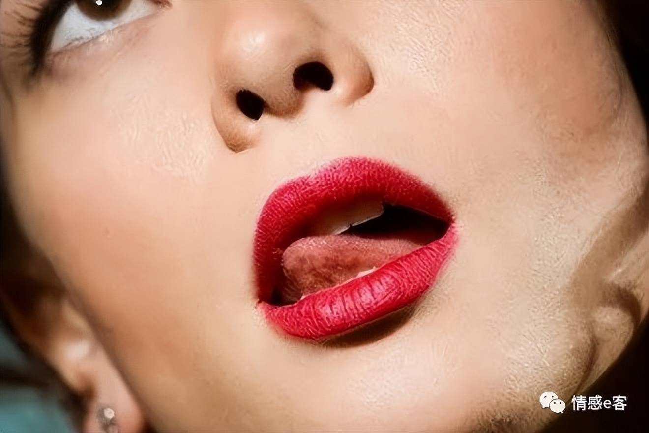 67女人在男人面前舔嘴唇意味着什么?_女性_动作_行为