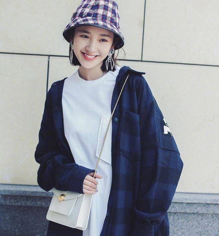 唐艺昕首晒孕照穿泳衣蜜蜂臀太惹眼,哪像准妈妈!