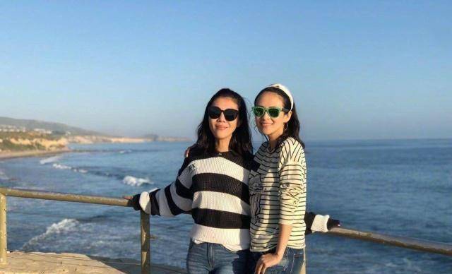 苏芒晒与章子怡母女照,披着头发的醒宝像小苹果,两女儿都像汪峰_国际