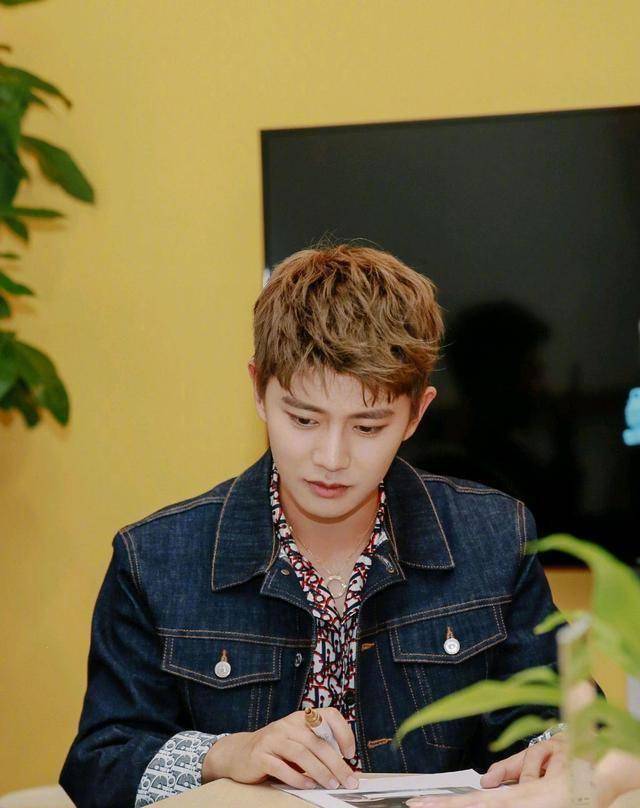 同样是结婚生子,任嘉伦圈粉无数,而他如今却被踩?_吴尊_照片_中分