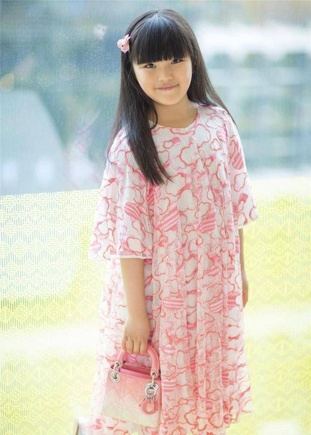 田亮携女儿现身,11岁的森碟气质太出众,被赞:初恋也就这样!