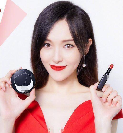 田依桐晒与唐嫣合影,唐嫣对镜甜笑状态好,却被田依桐的大脸抢镜_生产