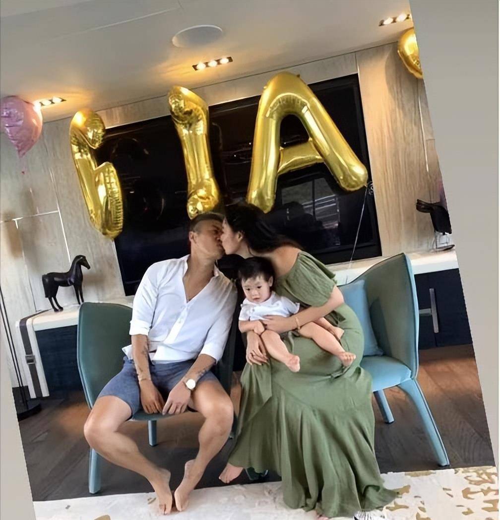 乐基儿一家三口为娃庆生!