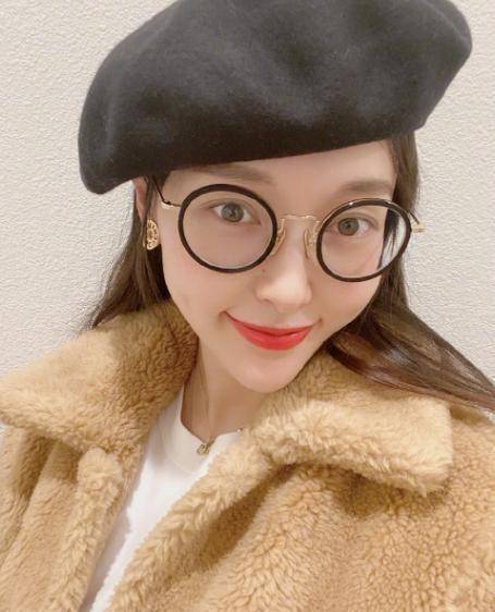 田依桐晒与唐嫣合影,唐嫣对镜甜笑状态好,却被田依桐的大脸抢镜_生产