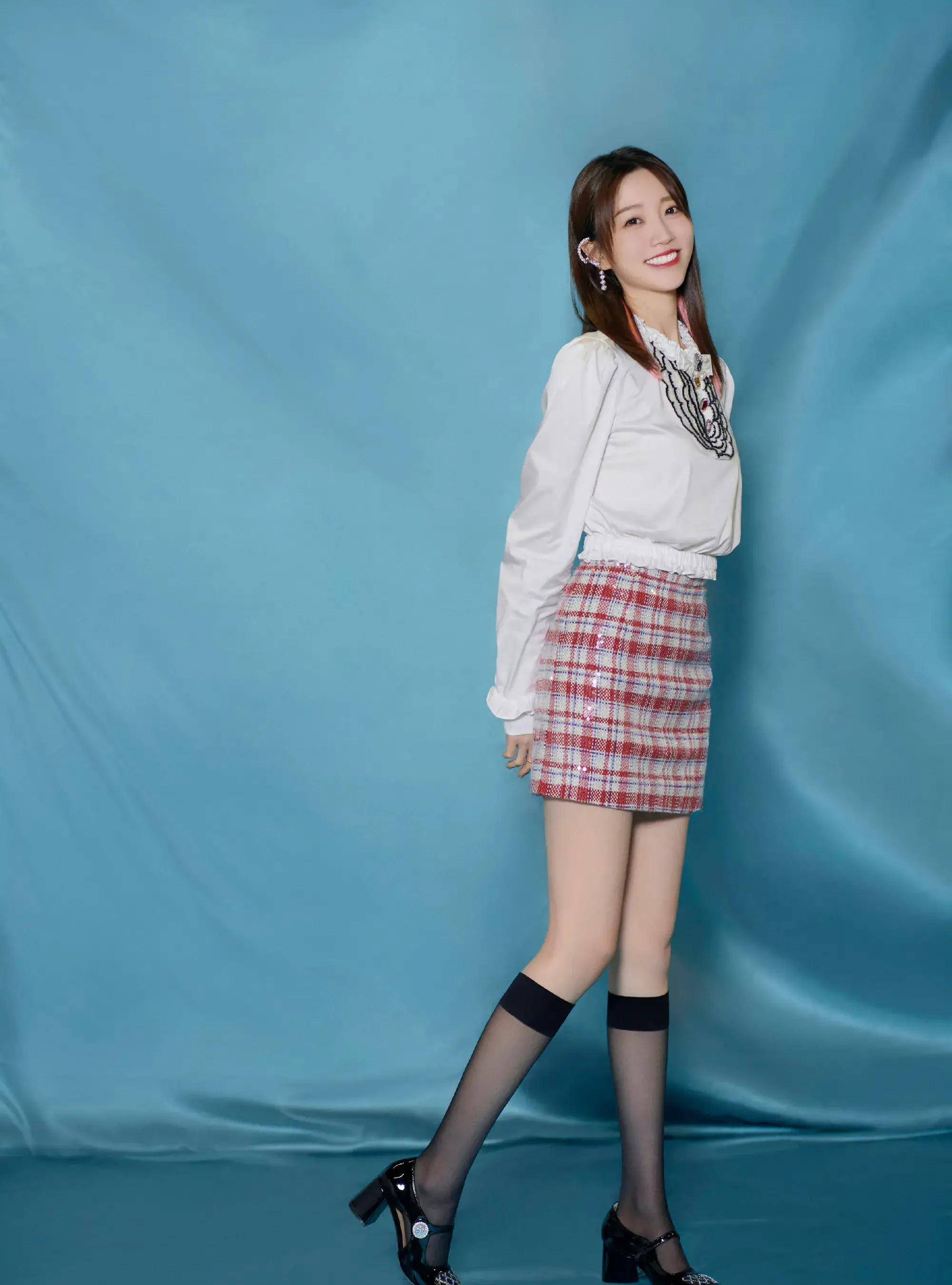 主持出道靠美腿爆红网络,身材太好美女主持张纯烨_江苏_卫视_蒙面