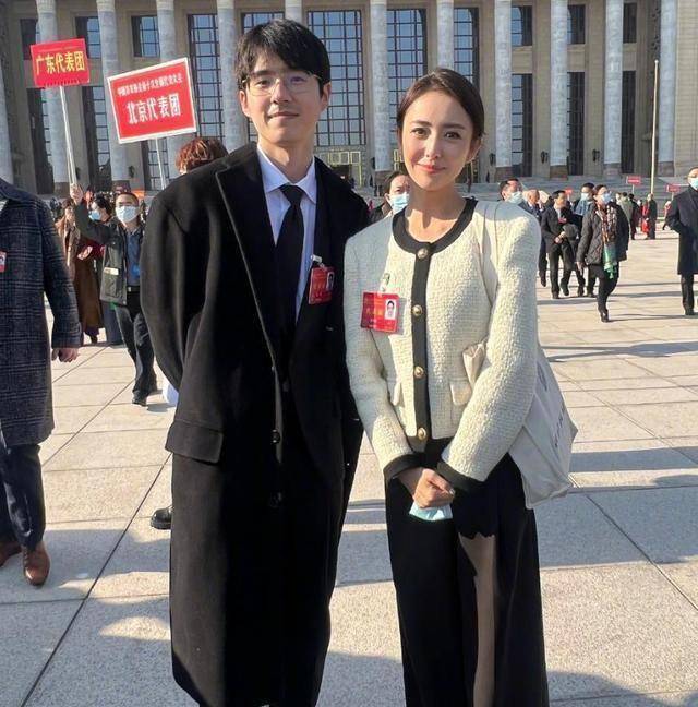 佟丽娅晒文化会大合影:邓超垫脚,沈腾像p图,刘涛戴眼镜超美_明星_感觉