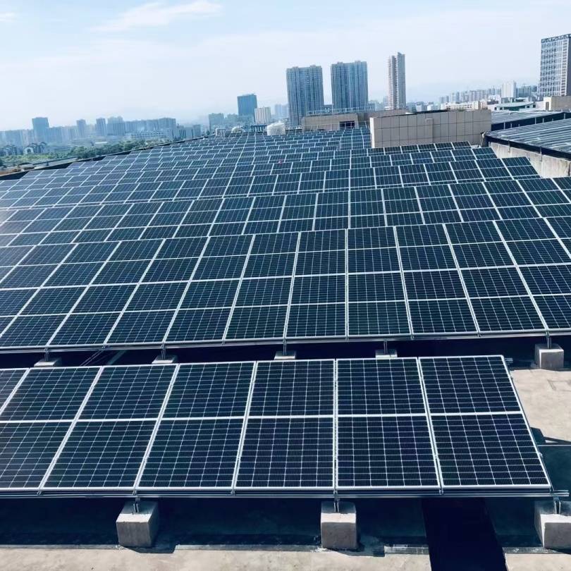 在大型的工商业光伏项目里面,多数屋面以彩钢瓦结构为主,因此,企业在