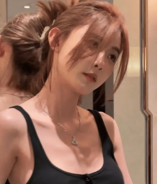 聂小雨穿抹胸裙,真空上阵俯身,撩裙子露腿,网友:建议封杀_聂小玉_视频