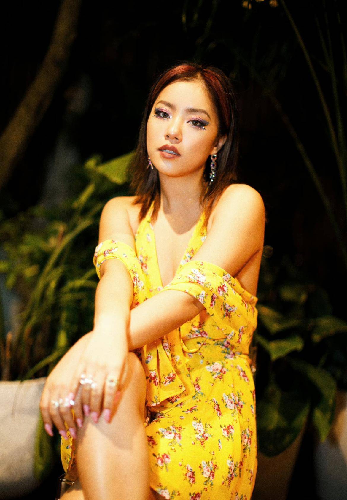 王菊走红肉感美女穿蕾丝西装秀丰满身材优雅养眼