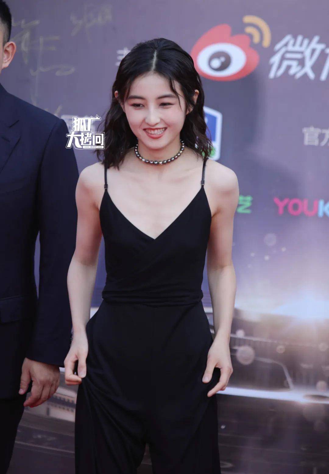 angelababy进不去的红毯,她美得像开了光……_电影_连衣裙_活动