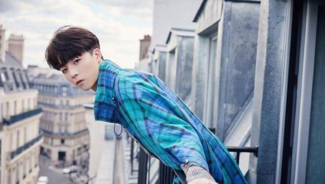 从上图中照片可以看出,陈立农的发型刘海,鬓角外层