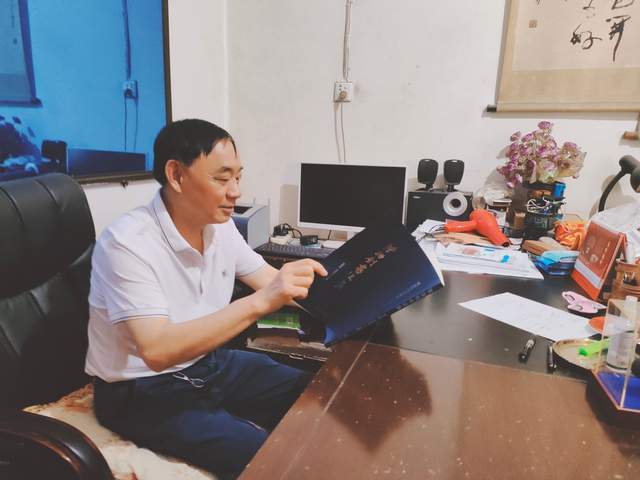 张裕钊书法文化博物馆馆长张跃进欣赏《张裕钊书法集》 不失为临习与鉴赏的范本。