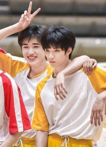 宋亚轩深夜和刘耀文吃火锅,看到刘耀文的帽子,粉丝诧异了_照片_酷酷