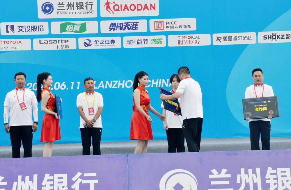 领导亲自将荣誉奖牌颁发给酒店创始人,董事长崔润乐二女儿崔雅丽手中