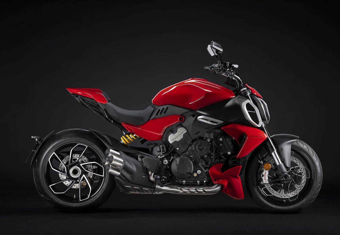 速度与激情,杜卡迪23款diavel v4,独具特色的豪华运动重机_搜狐汽车