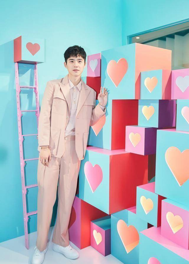 同为娱乐圈新生代"老戏骨",刘昊然和吴磊的西装照谁更戳你心?