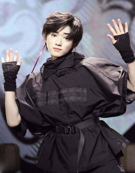 宋亚轩素颜专场,王牌喜剧人起床被怼脸拍,平时粉丝p图太狠了吗?