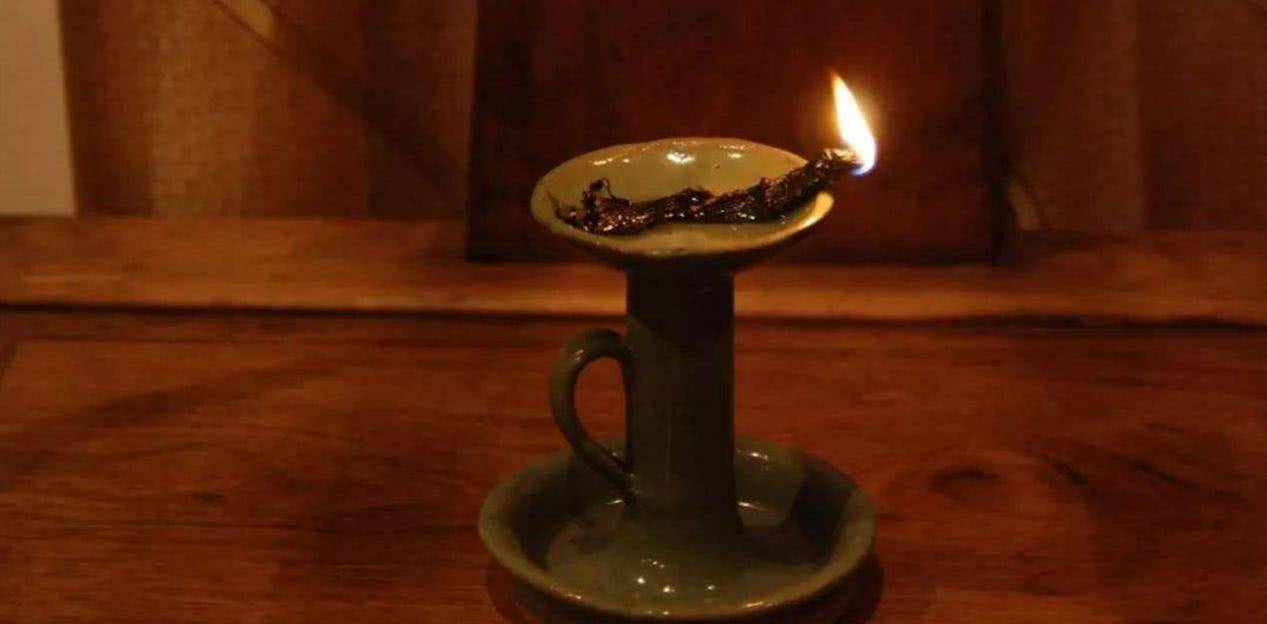 三国距离明朝,也过去了几百年,这油灯依旧燃烧着,只不过这缸里的油却