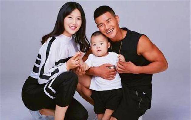 他曾被称最丑童星,老婆却长得美貌如花,这才是人生赢家_谢孟伟_郭珊珊