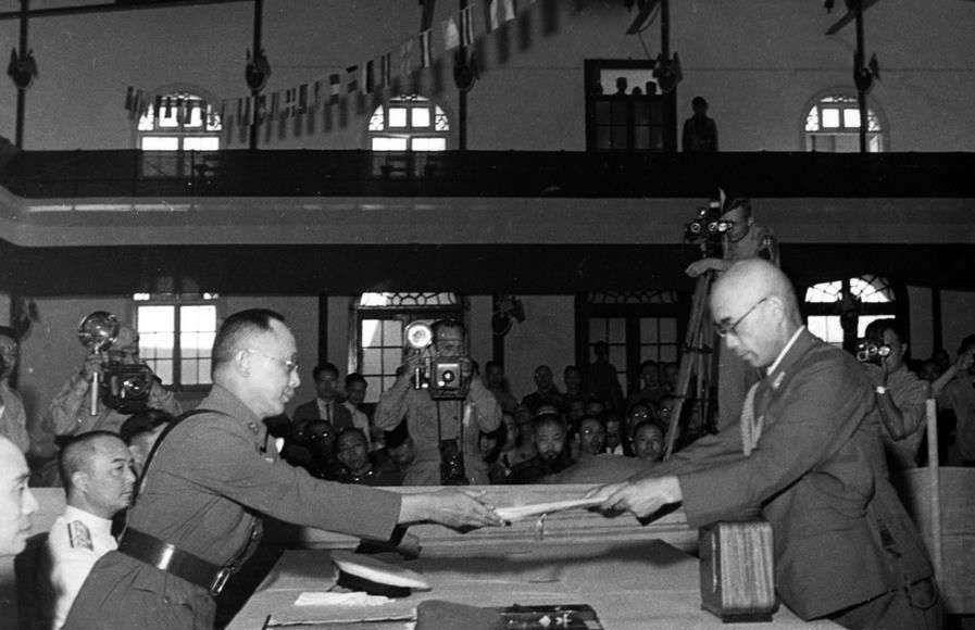 更令蒋介石生气的是,周镐私自草拟了一份给岗村宁次的受降书,准备以