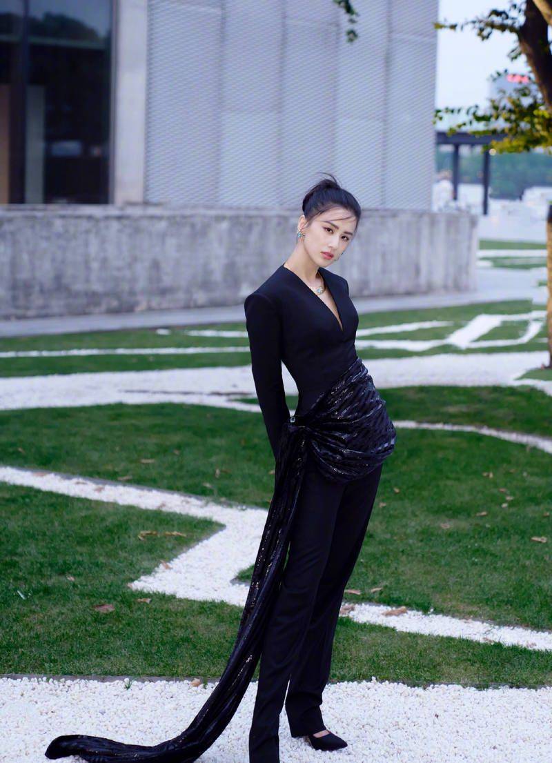 黄圣依黑西装配高马尾酷飒十足 腰肢纤细气场全开