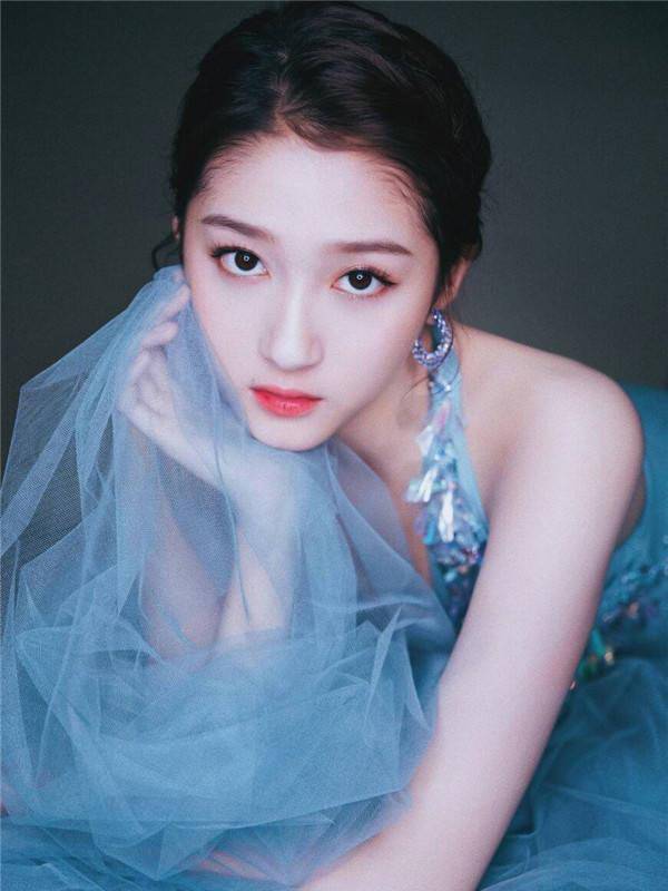 同一天,关晓彤和欧阳娜娜"不约而同"做了同件事,结果差别很大_少女
