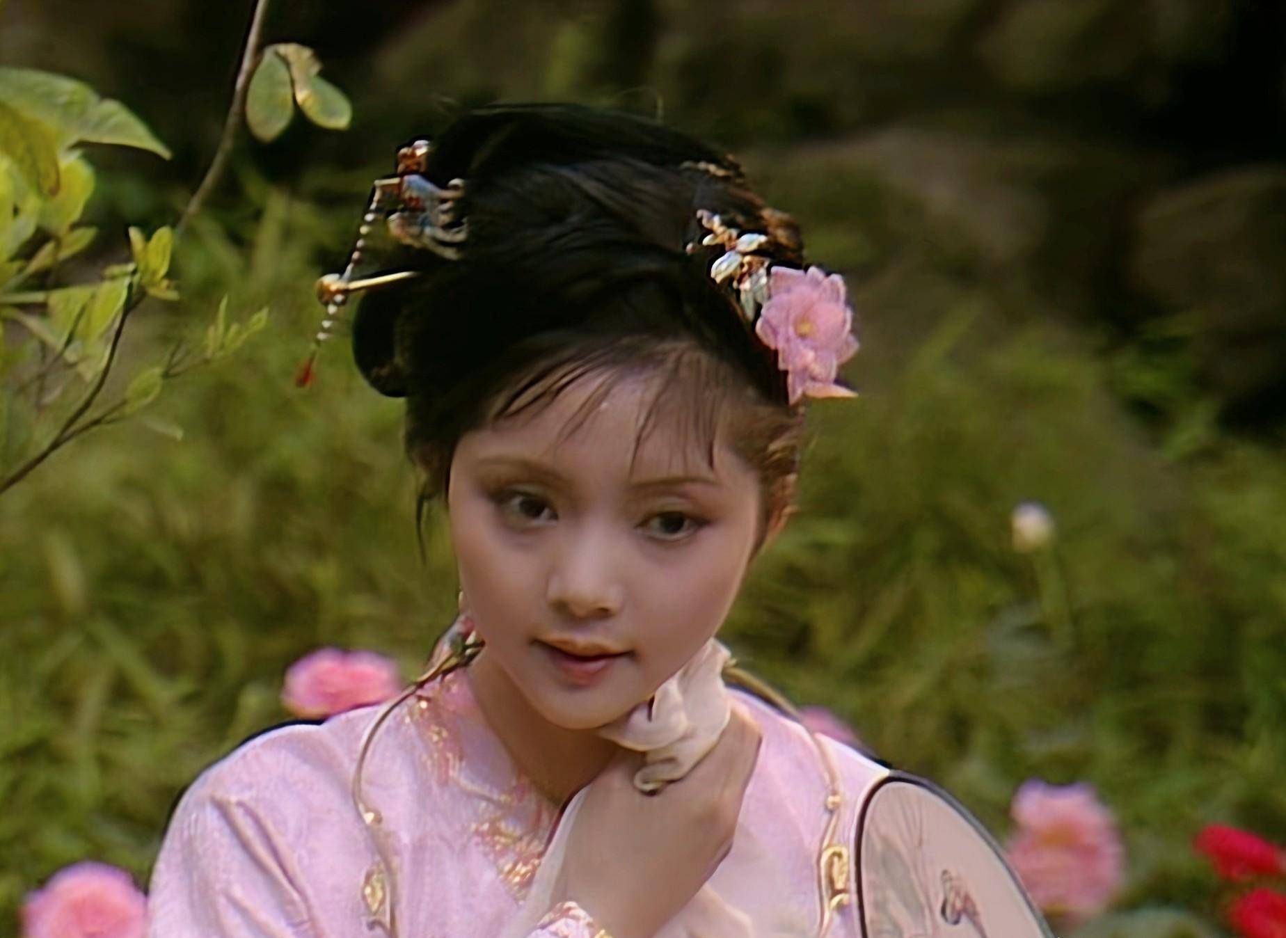 同样是演"宝钗扑蝶",张莉灵气四溢美如画,李沁木头桩子干扑腾_薛宝钗